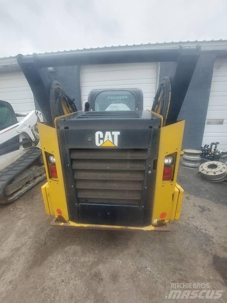 CAT 262D Lietoti riteņu kompaktiekrāvēji