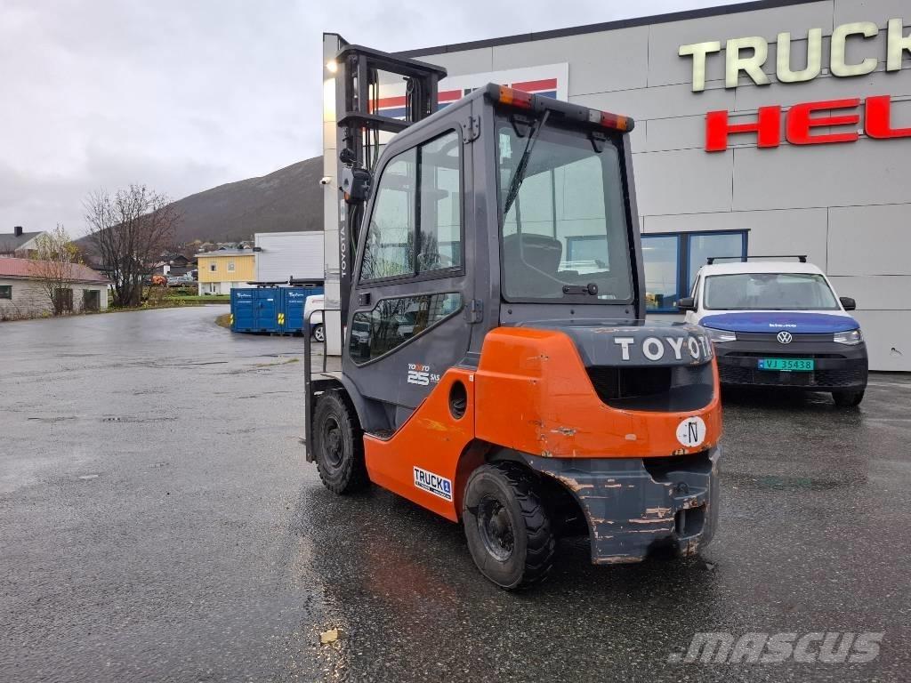 Toyota 02-8FDF25 Tehnika ar dīzeļa dzinēju
