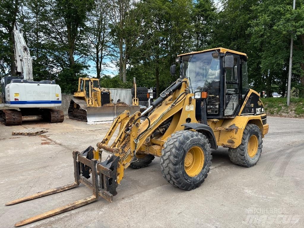 CAT 908 Iekrāvēji uz riteņiem