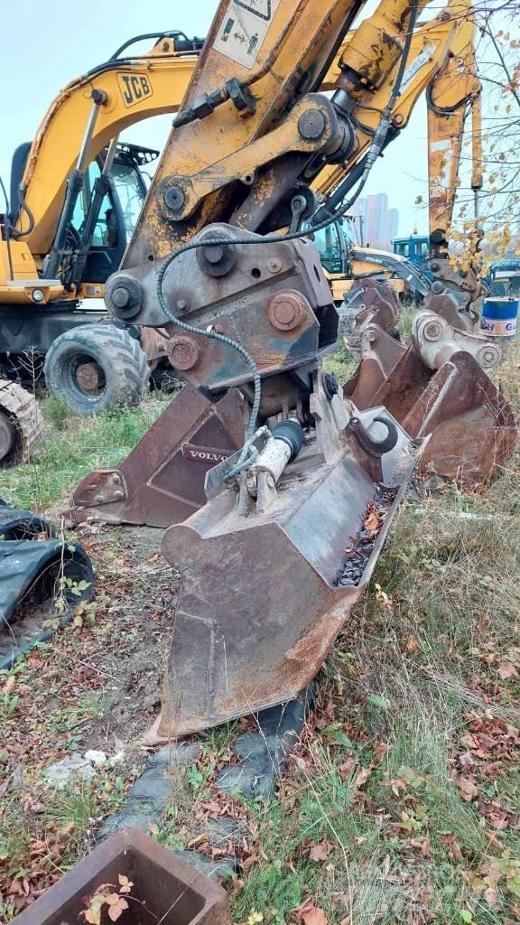 JCB JS 220 LC Kāpurķēžu ekskavatori