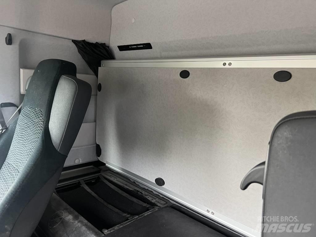 Mercedes-Benz 4153 Smagās mašīnas ar celtni