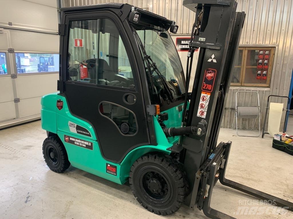Mitsubishi FD25N3 Tehnika ar dīzeļa dzinēju
