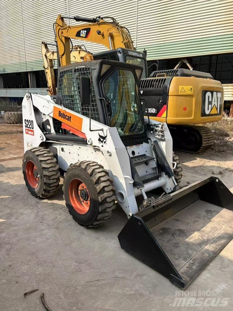 Bobcat S 220 Lietoti riteņu kompaktiekrāvēji