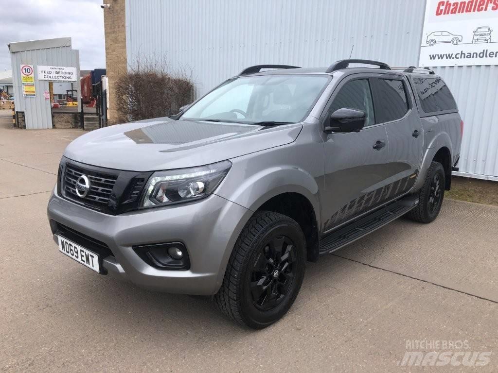 Nissan Navara Vieglais kravas automobilis/izkraušana no sāniem