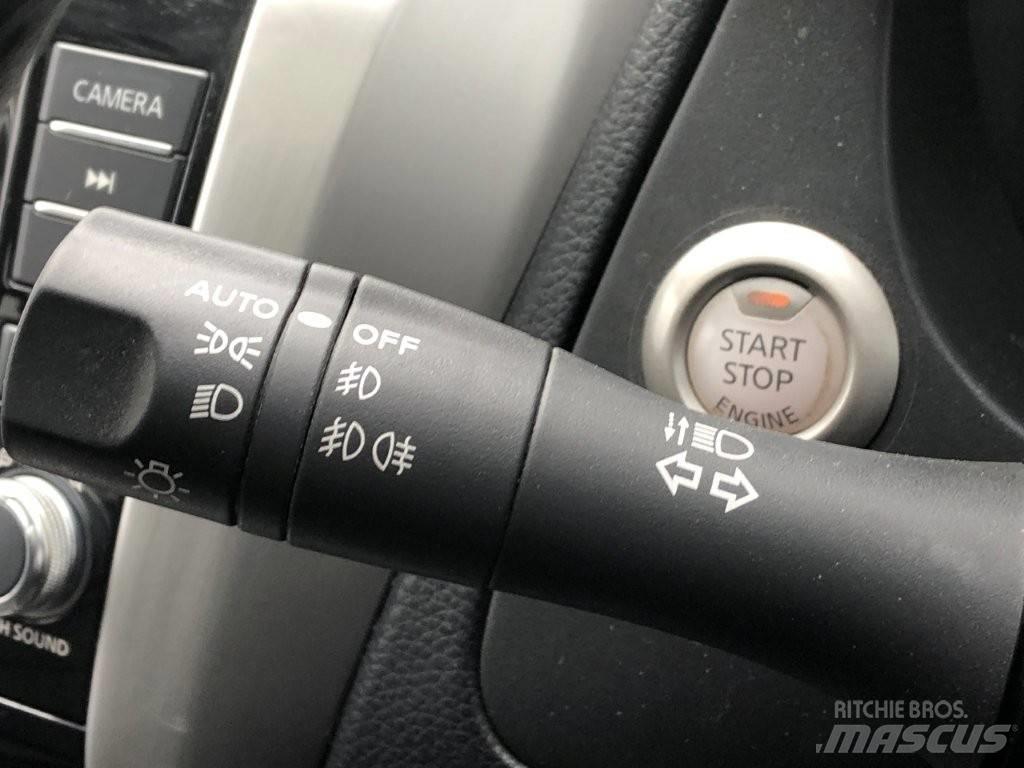 Nissan Navara Vieglais kravas automobilis/izkraušana no sāniem