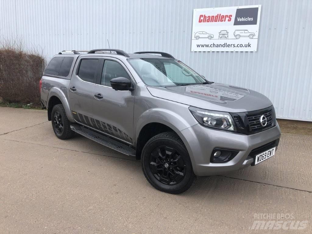 Nissan Navara Vieglais kravas automobilis/izkraušana no sāniem