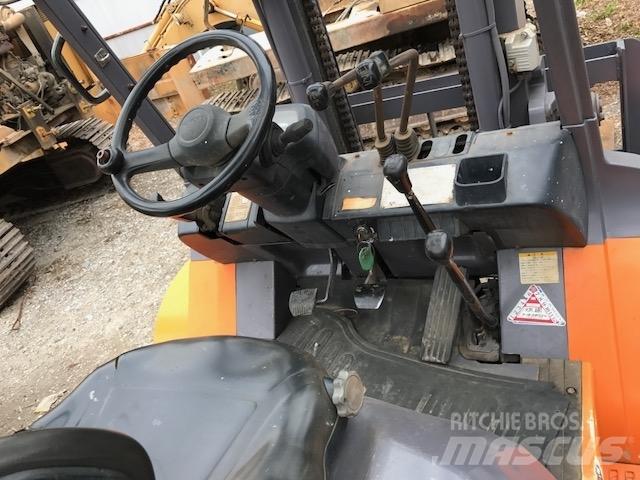 Toyota 7 FD 40 Tehnika ar dīzeļa dzinēju