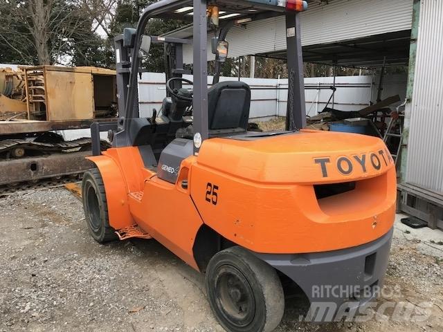Toyota 7 FD 40 Tehnika ar dīzeļa dzinēju