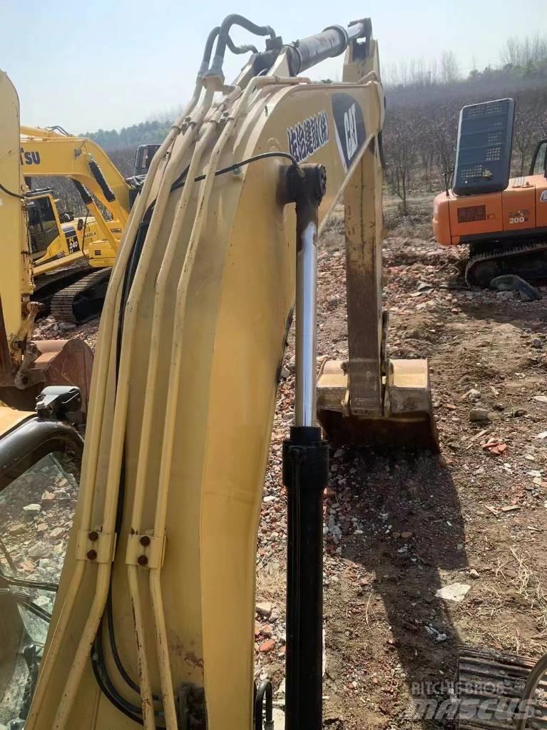 CAT 323D2 Kāpurķēžu ekskavatori