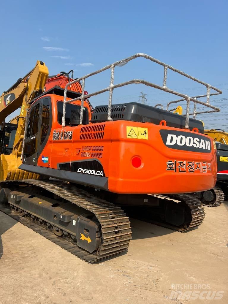 Doosan DX300 Ekskavatori uz riteņiem