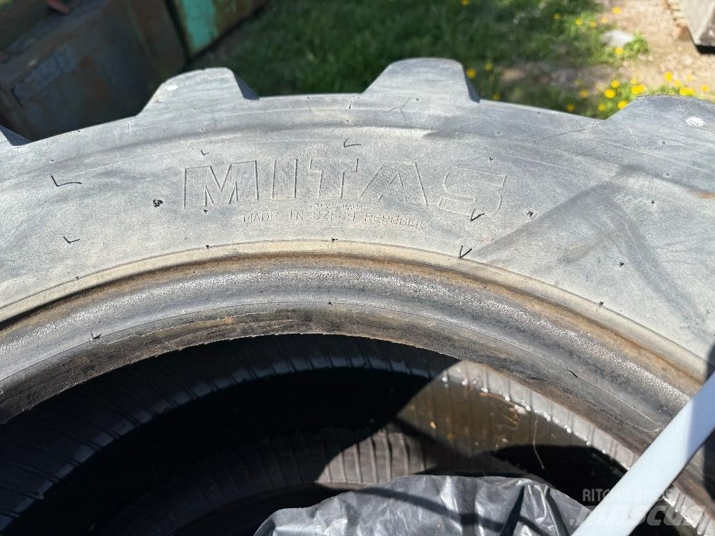 Mitas 405/70-20 Riepas, riteņi un diski