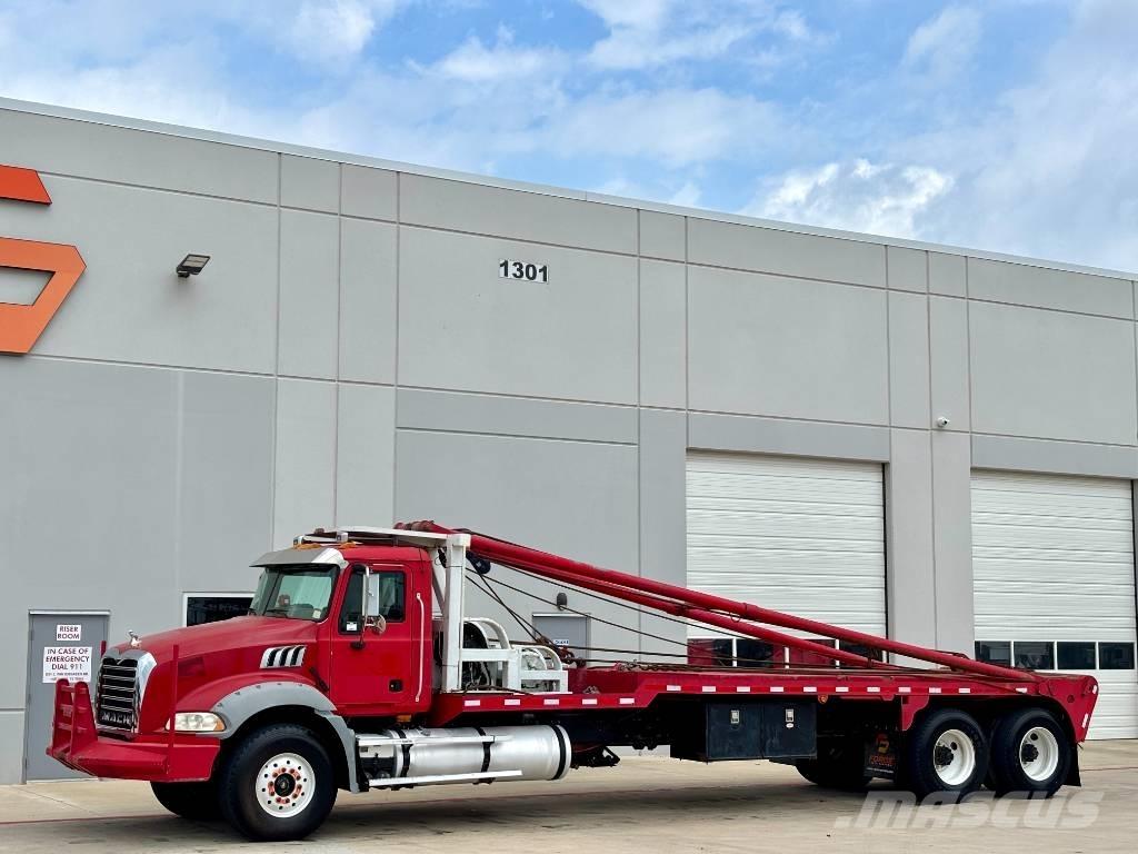 Mack GU813 Evakuators ar manipulatoru
