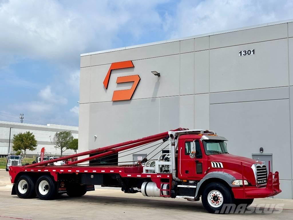Mack GU813 Evakuators ar manipulatoru