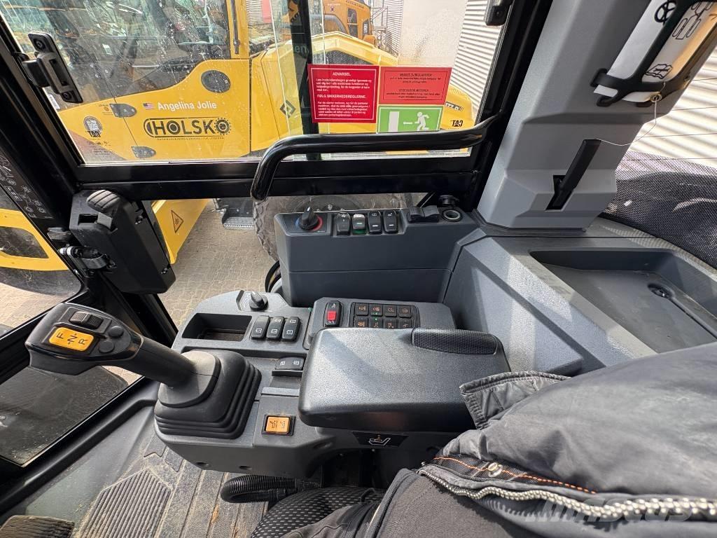 CAT 906 Iekrāvēji uz riteņiem