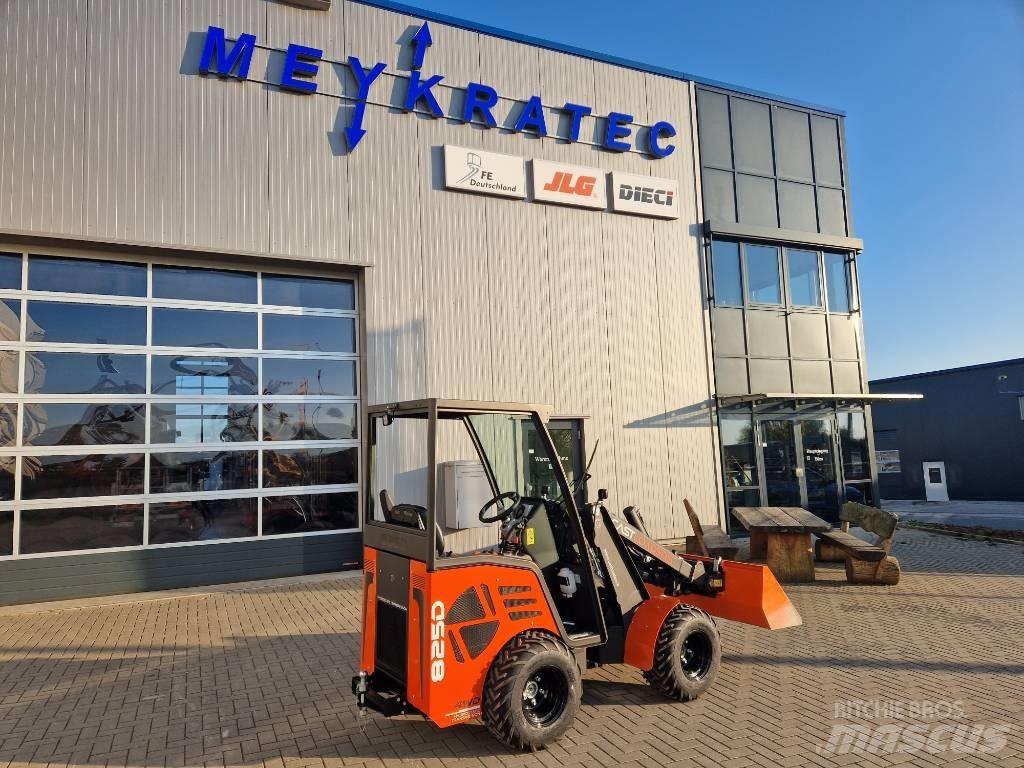 Cast Loaders 825D Teleskopiskie manipulatori