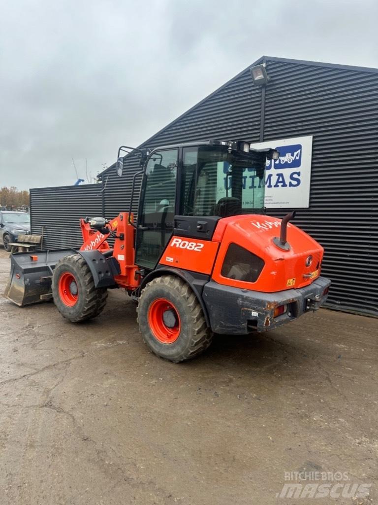 Kubota R 082 Iekrāvēji uz riteņiem