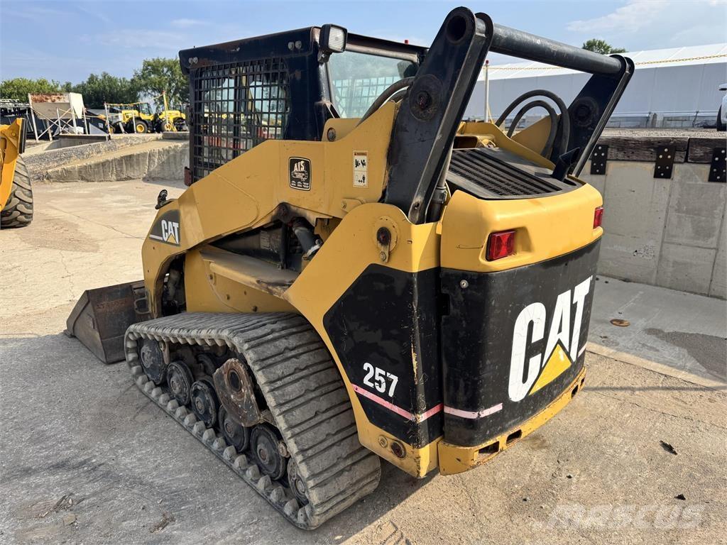 CAT 257 Lietoti riteņu kompaktiekrāvēji