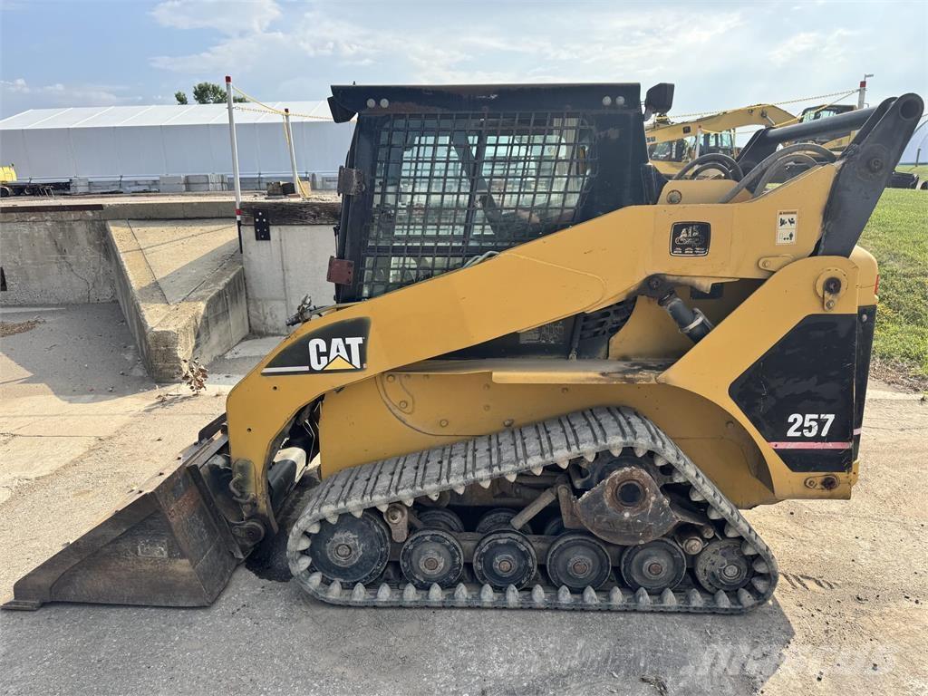 CAT 257 Lietoti riteņu kompaktiekrāvēji