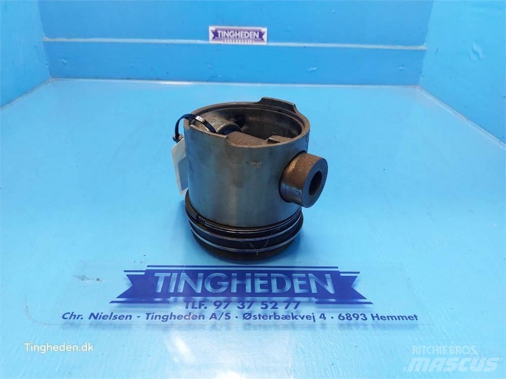 Ford 678 HT Dzinēji
