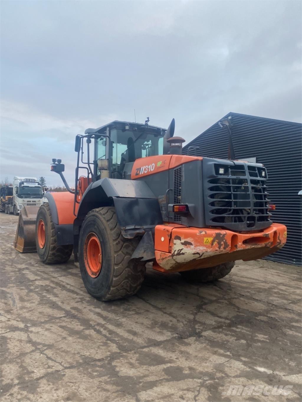 Hitachi ZW310 Iekrāvēji uz riteņiem
