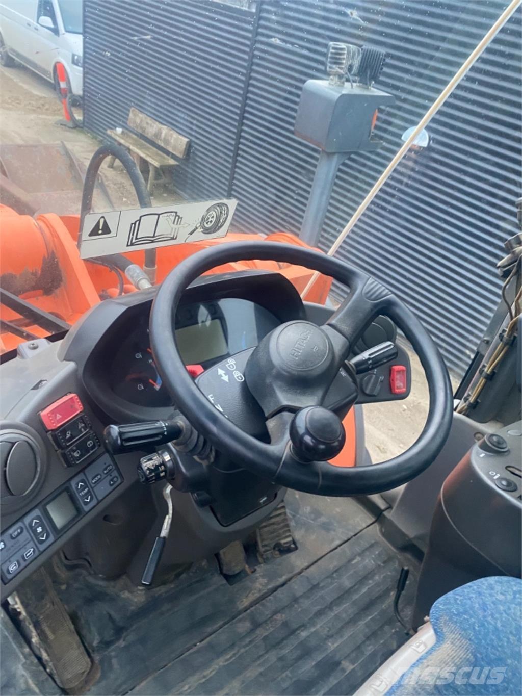 Hitachi ZW310 Iekrāvēji uz riteņiem