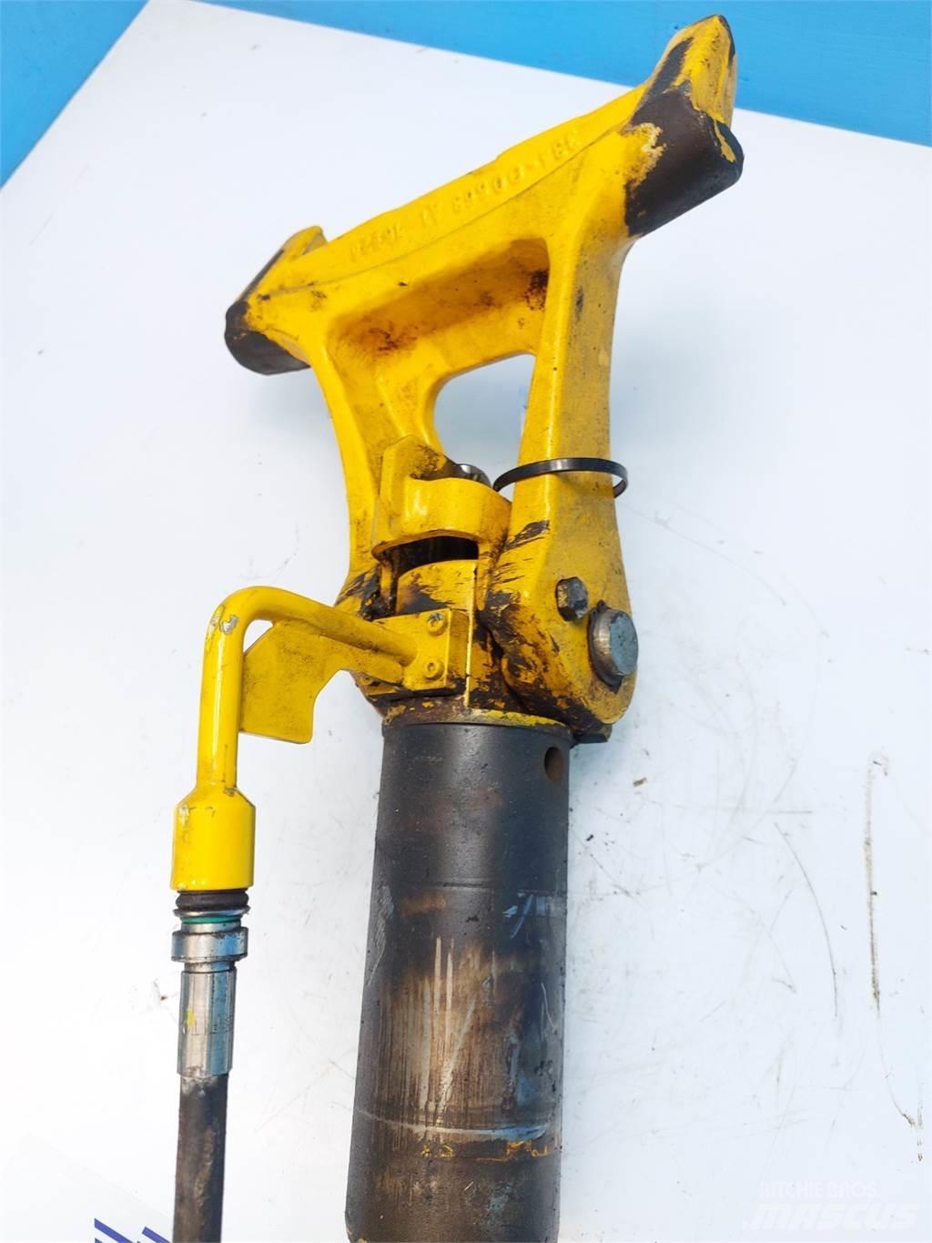 JCB 4CX Strēles un kausi