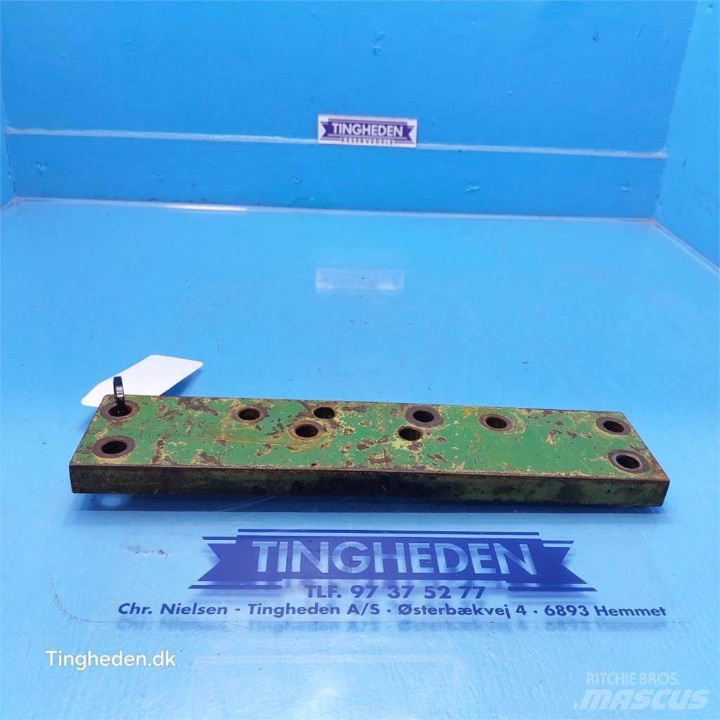 John Deere 1040 Cits traktoru papildaprīkojums