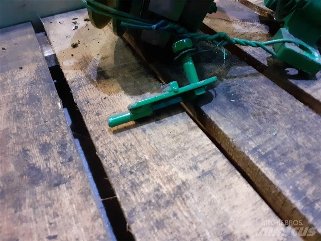 John Deere 1075 Ražas novākšanas kombainu papildaprīkojums