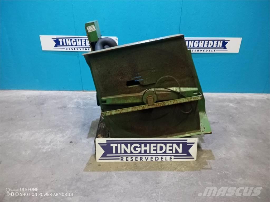 John Deere 1075 Kabīnes un interjers
