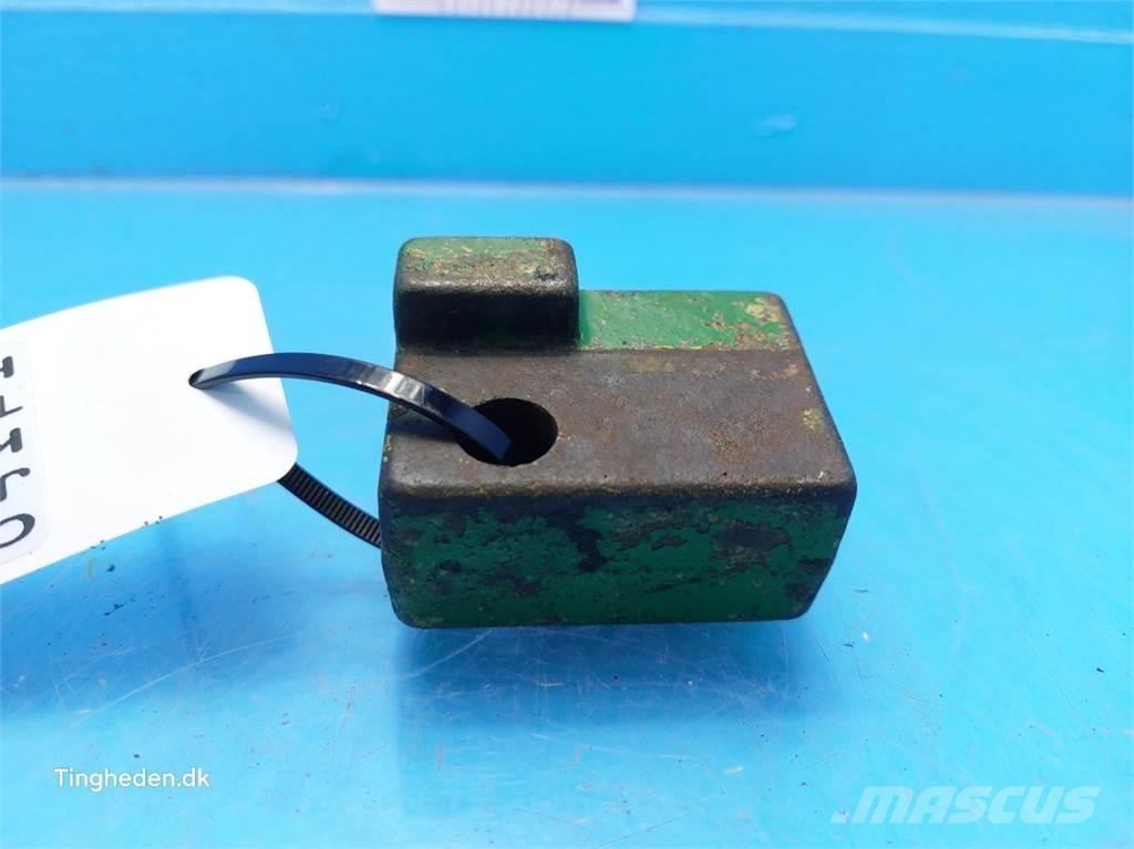John Deere 2020 Cits traktoru papildaprīkojums