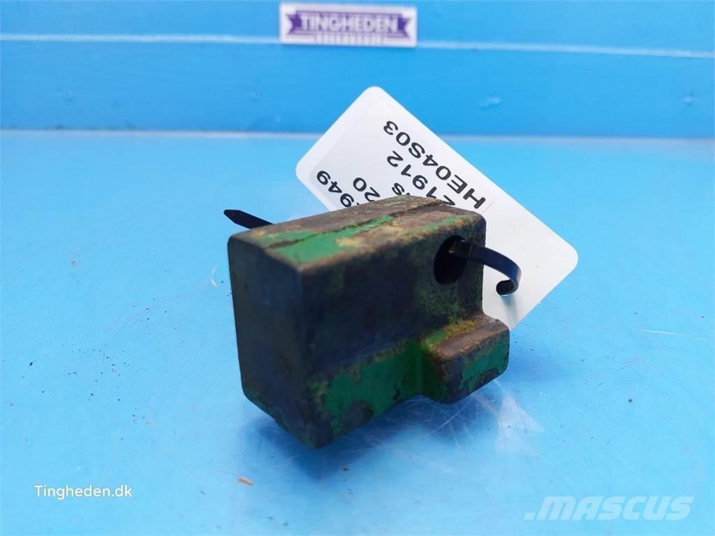 John Deere 2020 Cits traktoru papildaprīkojums