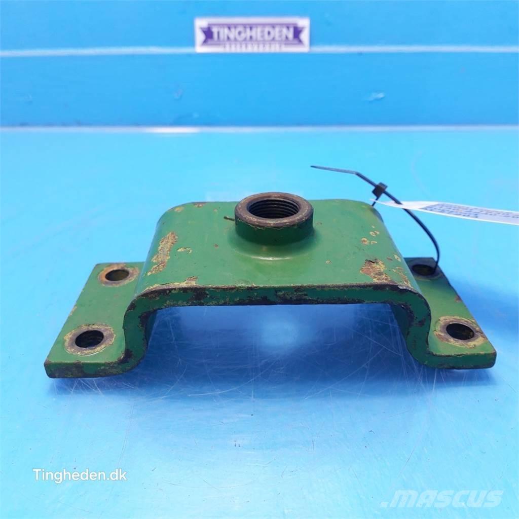 John Deere 2040 Cits traktoru papildaprīkojums