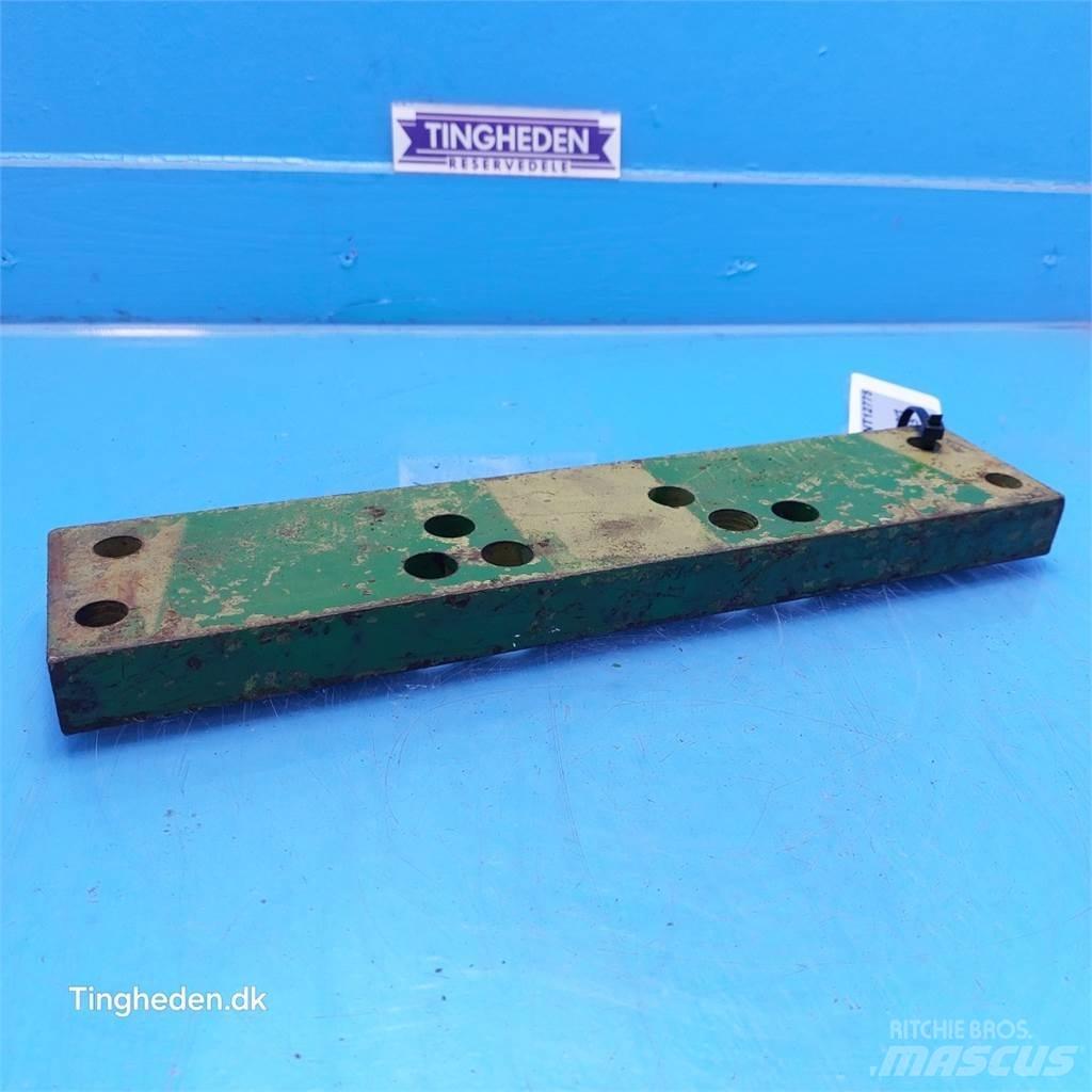 John Deere 2141 Cits traktoru papildaprīkojums