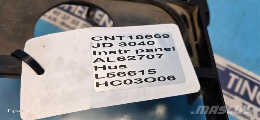 John Deere 3040 Kabīnes un interjers