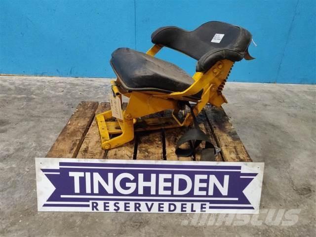 John Deere 310 Kabīnes un interjers