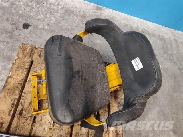 John Deere 310 Kabīnes un interjers