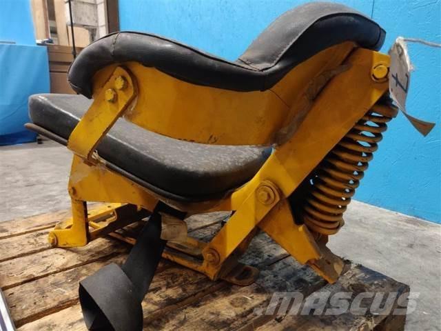 John Deere 310 Kabīnes un interjers