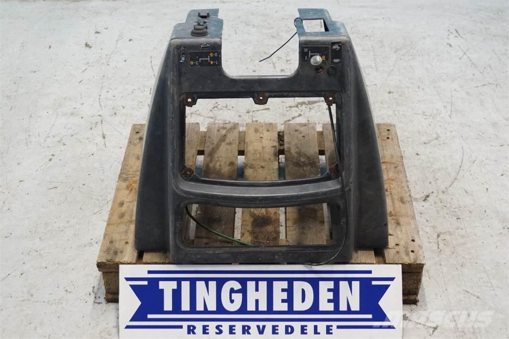 John Deere 3140 Kabīnes un interjers