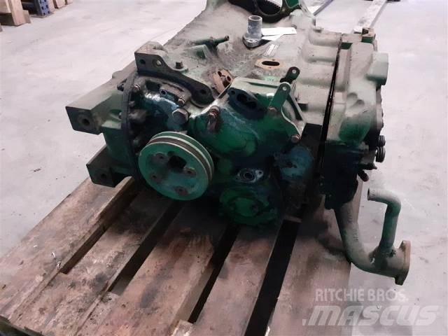 John Deere 4239 Dzinēji