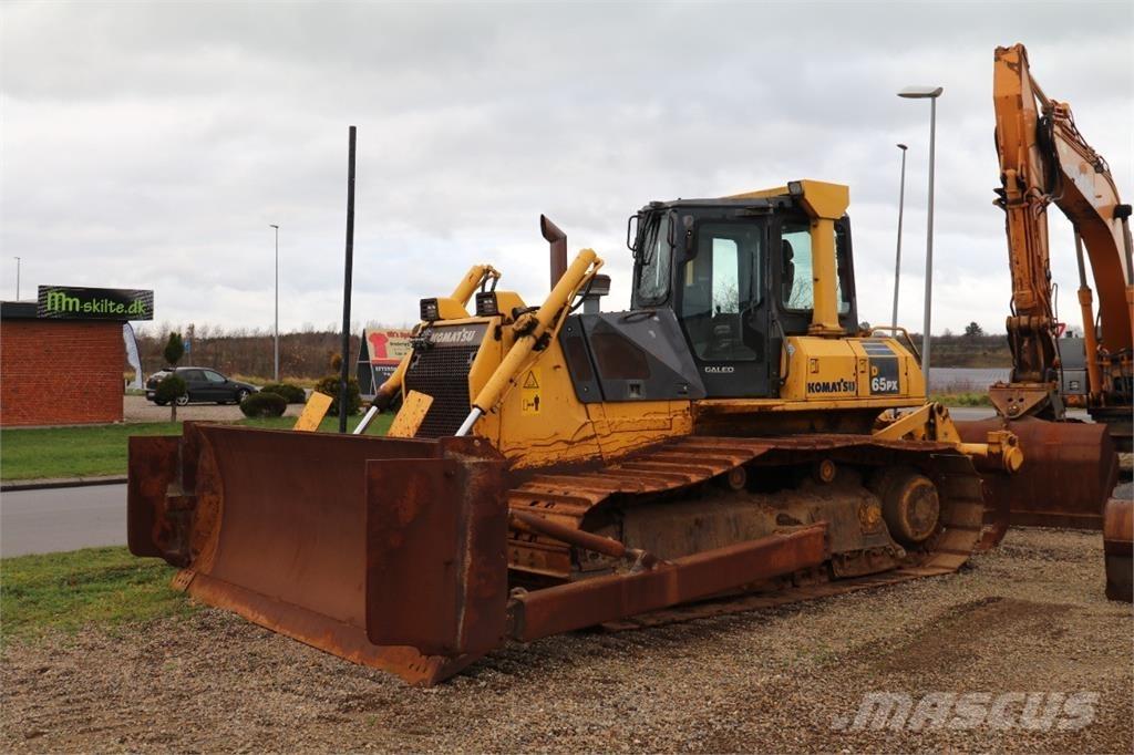 Komatsu D65PX-15 Kāpurķēžu buldozeri