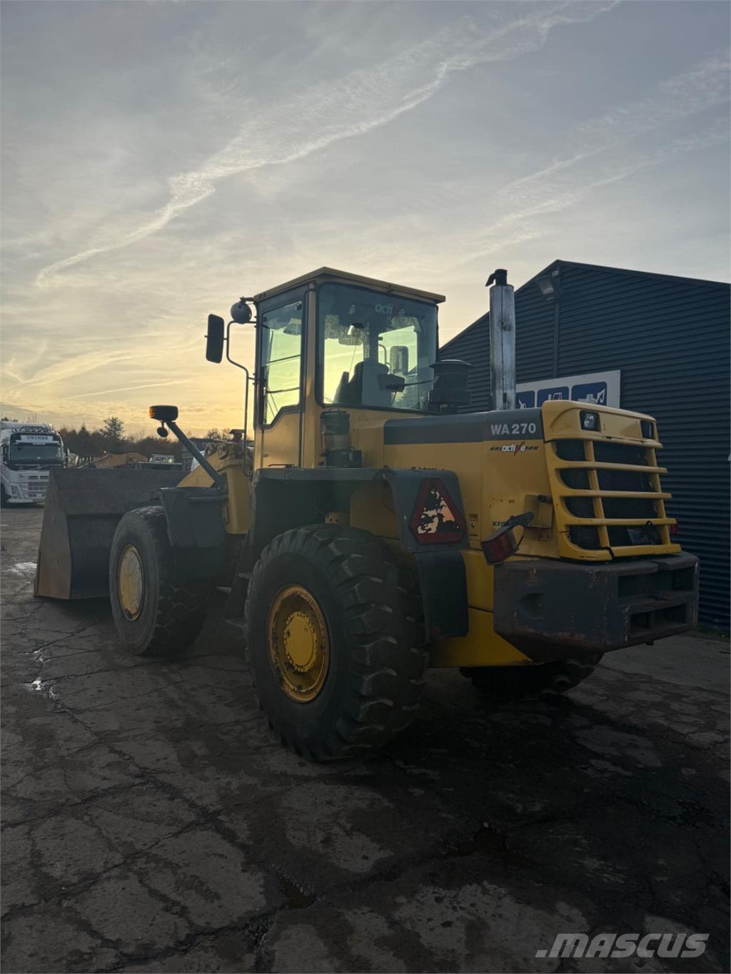 Komatsu WA270-3 Iekrāvēji uz riteņiem