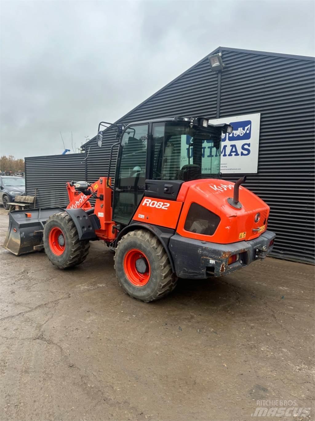 Kubota R082 Iekrāvēji uz riteņiem