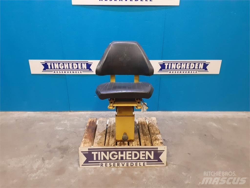New Holland 1540 Kabīnes un interjers