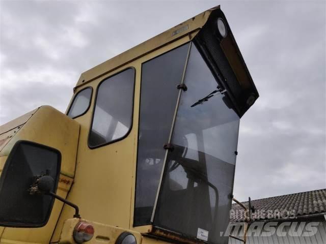 New Holland 1550 Kabīnes un interjers