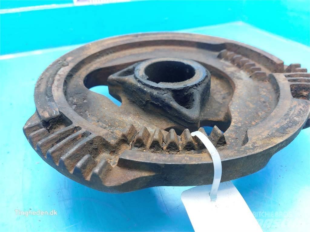 New Holland 4860 Cits lopbarības novācēju, kombainu aprīkojums