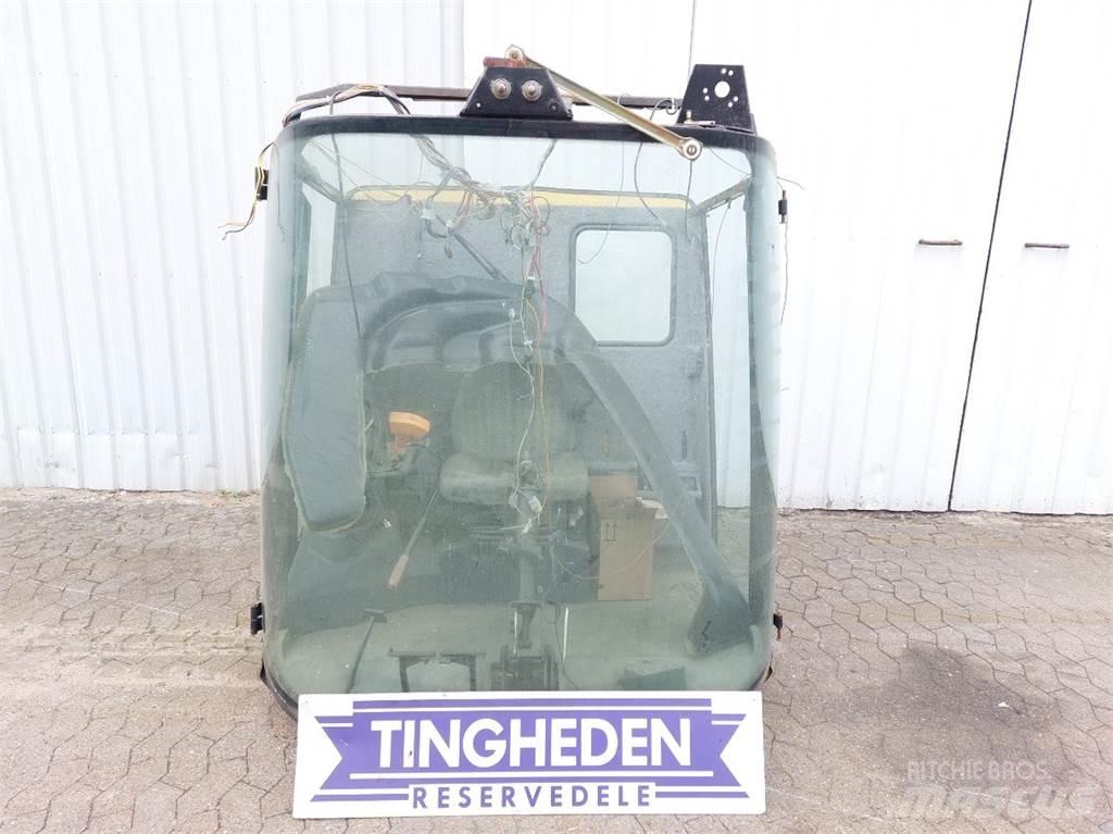 New Holland TF78 Kabīnes un interjers