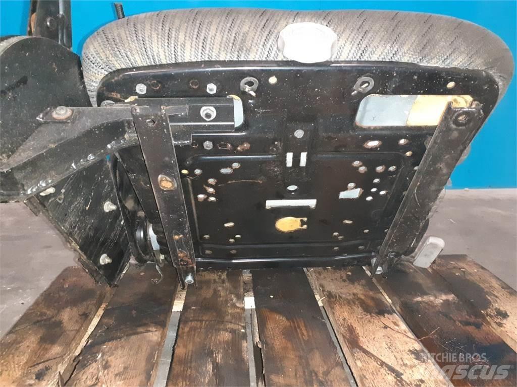 New Holland TX68 Kabīnes un interjers