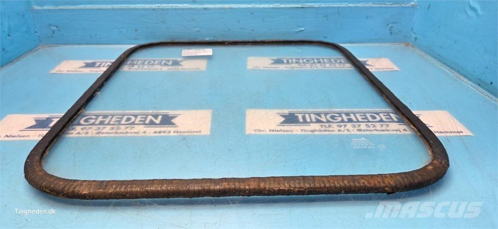New Holland TX68 Kabīnes un interjers