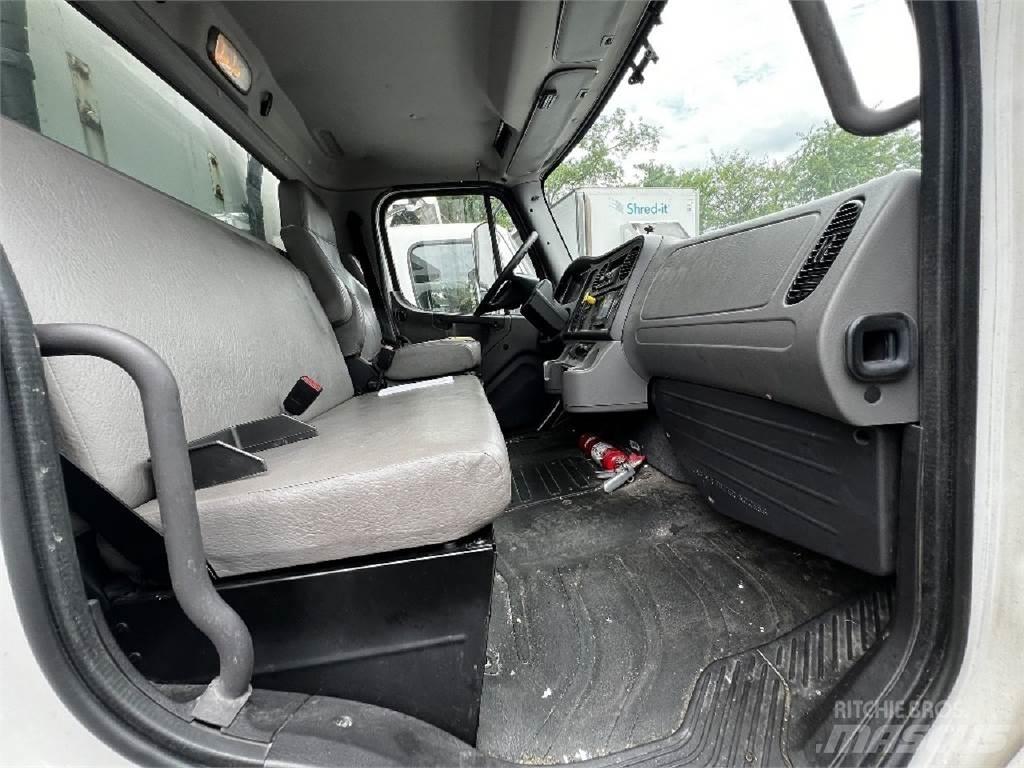 Freightliner M2-106 Furgons