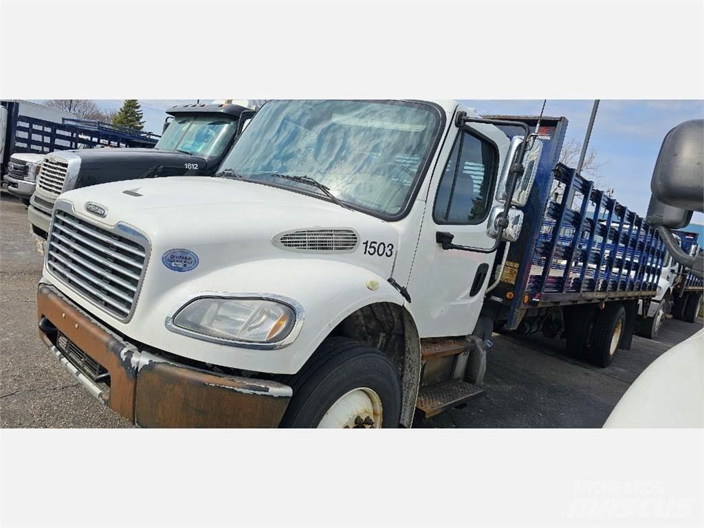 Freightliner M2 106 Platformas/izkraušana no sāniem